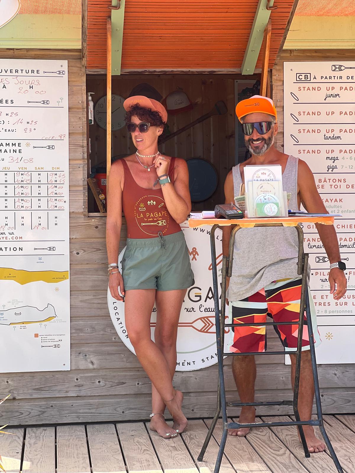 image de sam et gonzo sur des stand up paddle sous une falaise